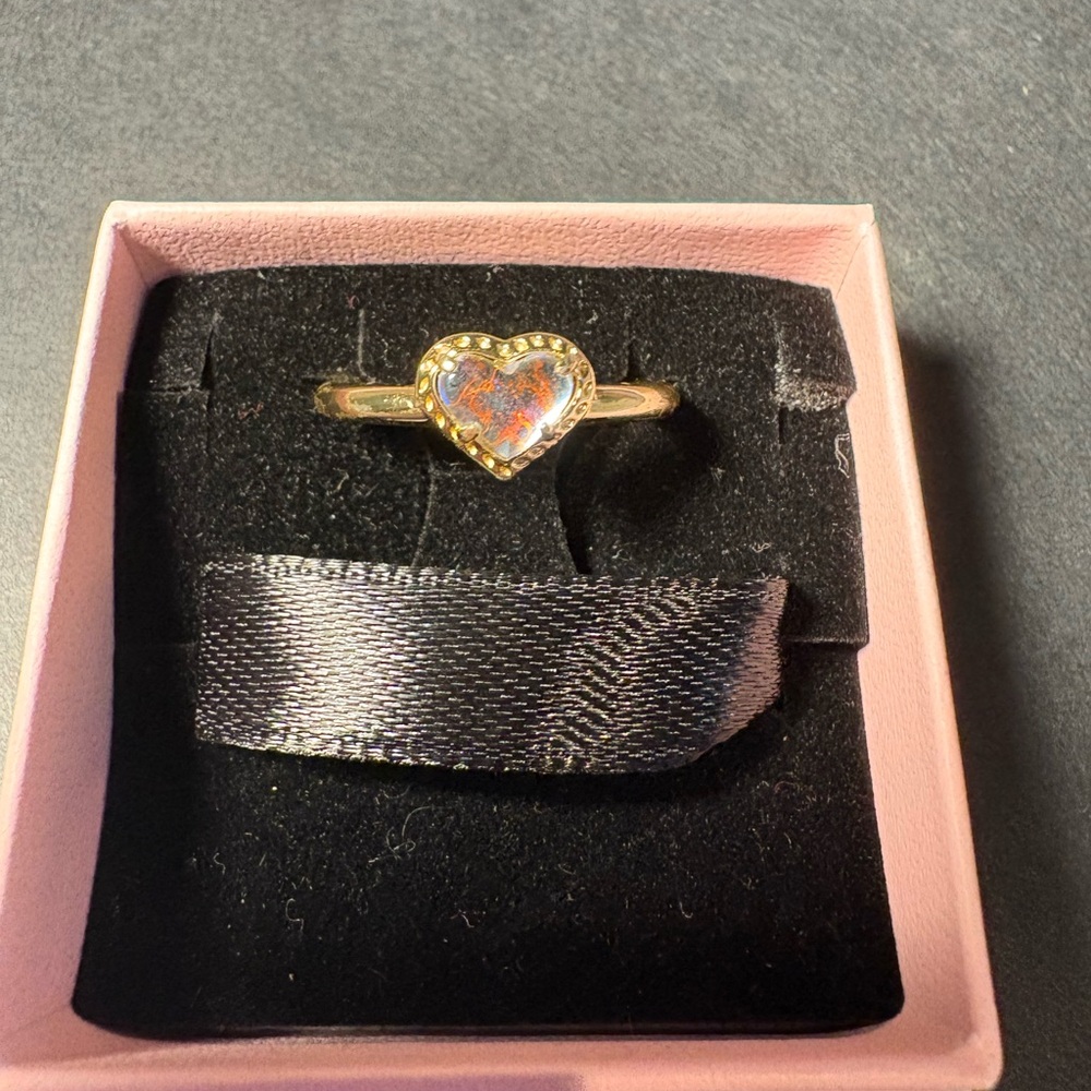 Kendra Scott Ari Heart Gold Band ring size 7 iridescent